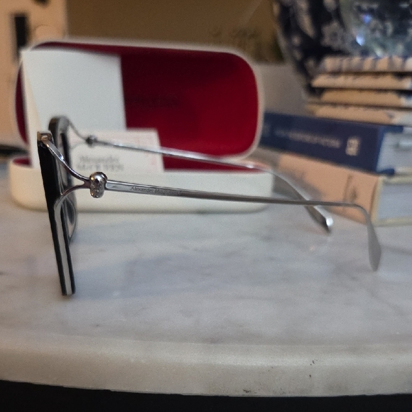 Alexander McQueen Black Sunglasses Made In Italy. AM0375S 001 53/ 19 145 XL - Picture 3 of 11